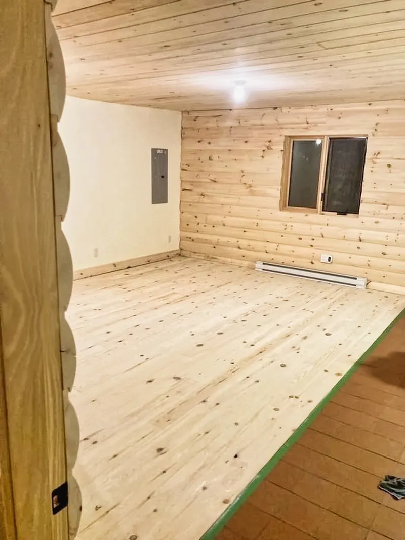 Pièce lambrissée de bois naturel