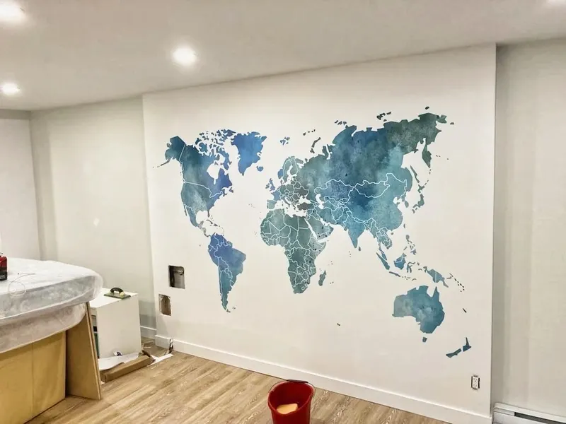 Pièce de sous-sol aménagée et peinte