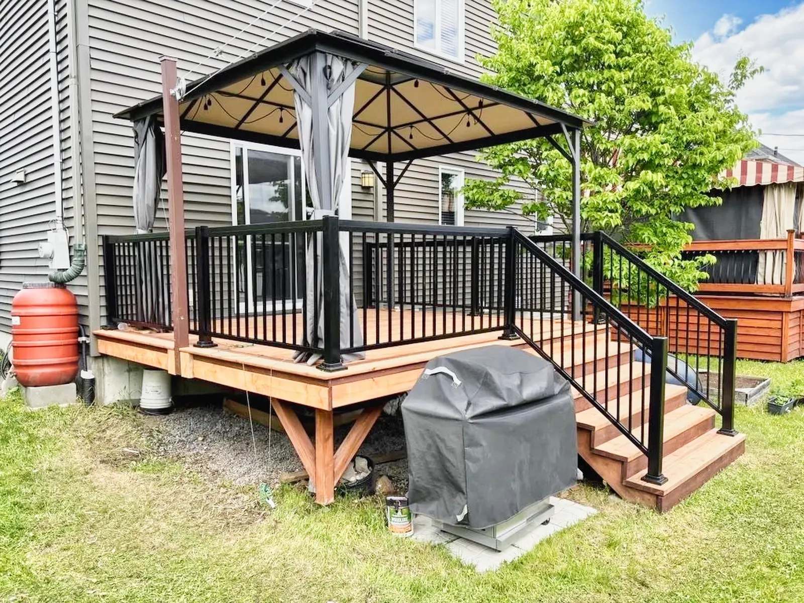 Garde-corps d'aluminium noir installés par Forza Construction sur une terrasse à Québec