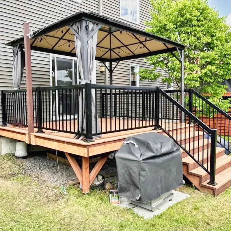 Vue d'ensemble d'une terrasse avec escalier et garde-corps d'aluminium installés par Forza