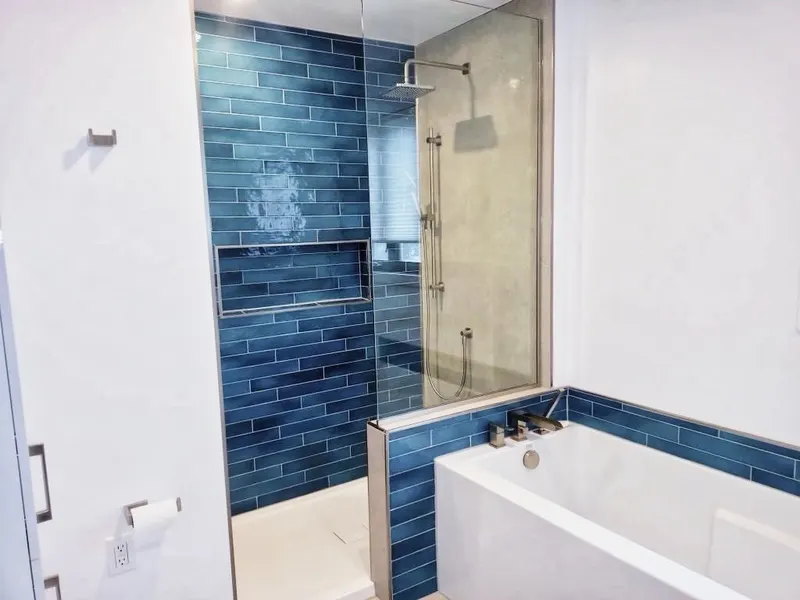 Bain-douche avec céramique bleue posée par Forza Construction