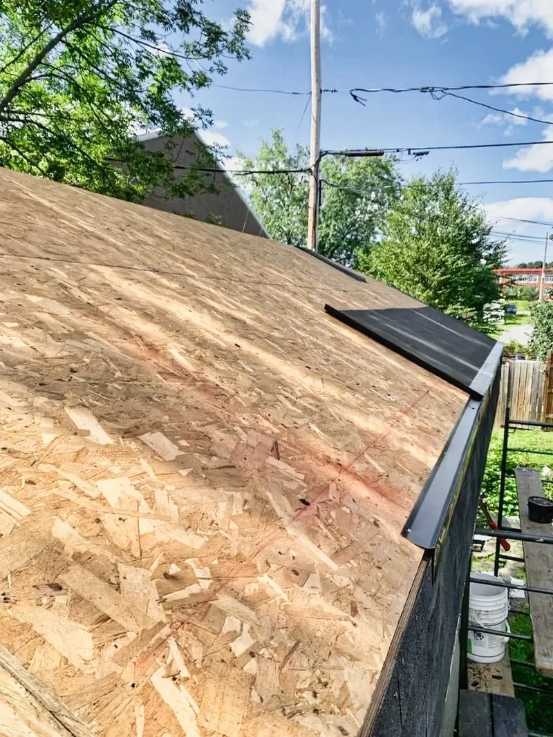 Toiture en construction — pontage de bois posé